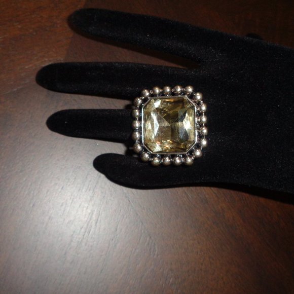 Oversized faux crystal ring- costume jewelry - Picture 11 of 11